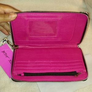 Betsey Johnson Bags - NWT Betsey Johnson Wallet /Wristlet Betsey Johnson Bags - NWT Betsey Johnson Wallet /Wristlet